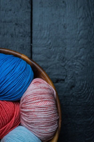 Boules de fils de tricot colorées dans le panier — Photo