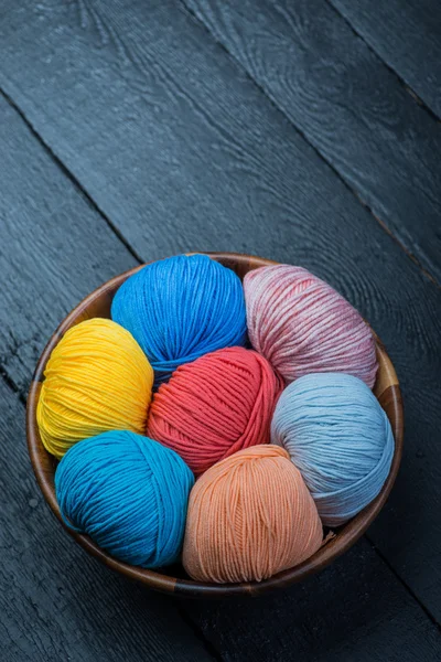 Bolas de fio de tricô coloridas na cesta — Fotografia de Stock