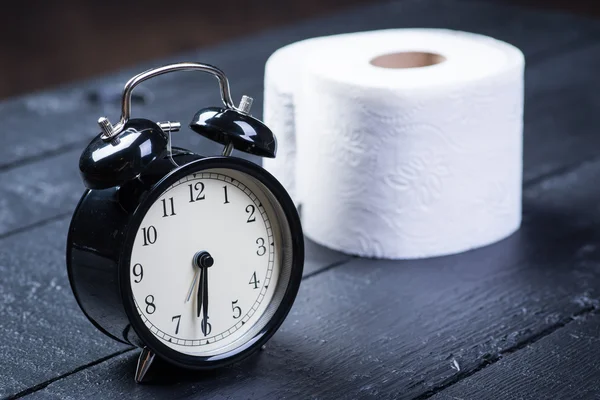 Wecker mit Toilettenpapier auf dem Tisch — Stockfoto