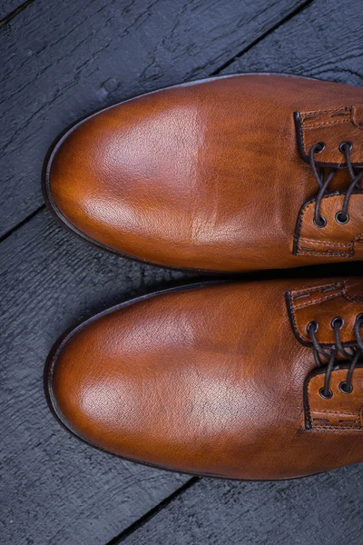 Un par de bonitos zapatos de cuero marrón — Foto de Stock