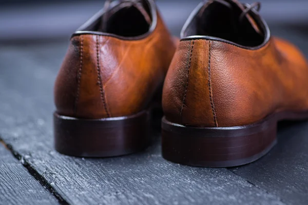 Un par de bonitos zapatos de cuero marrón — Foto de Stock