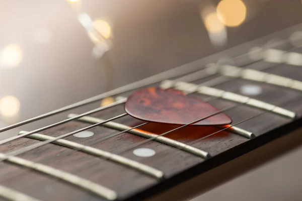 Gitarr band med medlare på strängar — Stockfoto