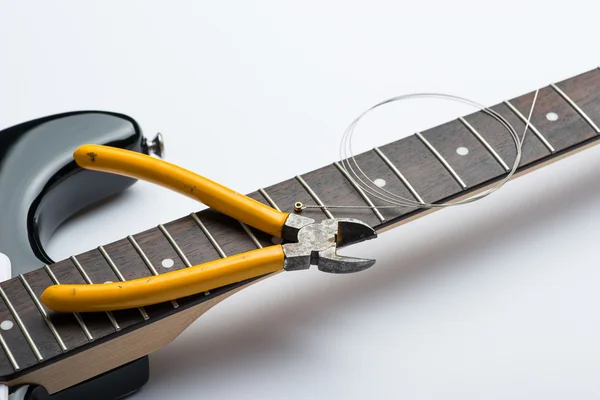 Κιθάρα τάστα με κορδόνι και κίτρινο τσιμπίδα — Φωτογραφία Αρχείου