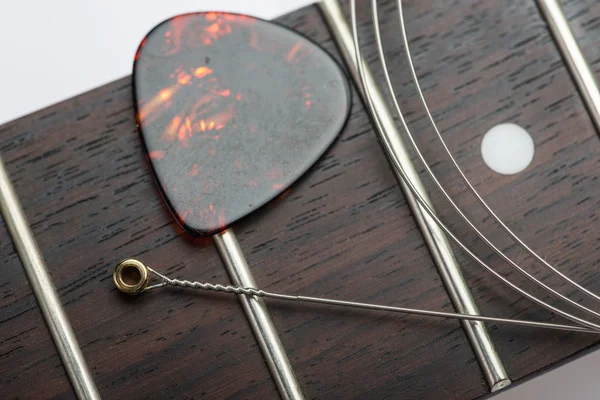 Guitarra trastes com corda e mediador — Fotografia de Stock