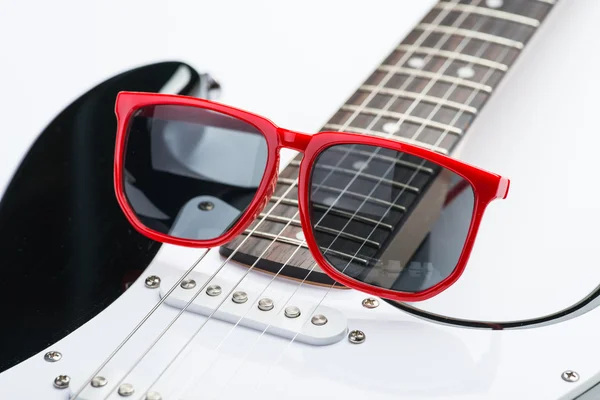 Electric guitar with red sunglasses and cable — Stock Photo, Image