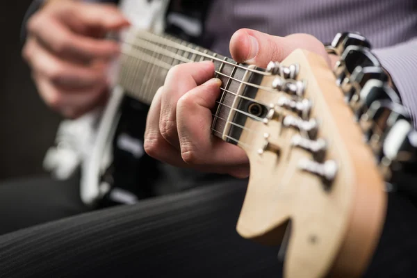 Hombre tocando la guitarra eléctrica — Foto de Stock