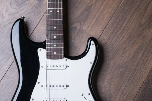 Gitara elektryczna na drewnianą podłogę brązowe — Zdjęcie stockowe