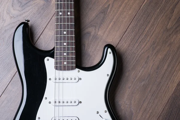 Elektro gitar kahverengi ahşap zemin üzerinde