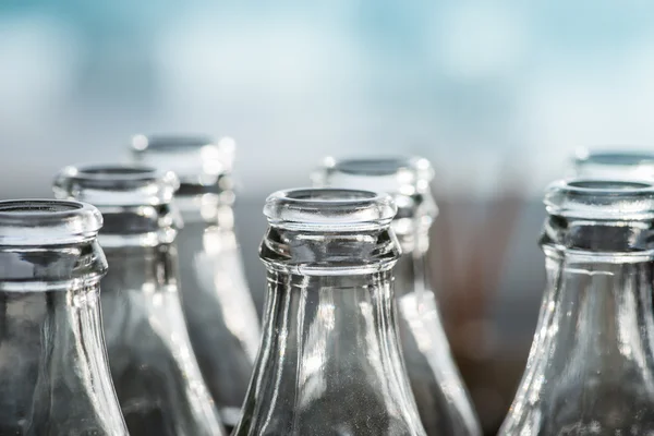 Helder glazen flessen in de zon — Stockfoto