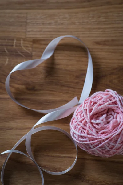 Balle de fil à tricoter avec ruban — Photo