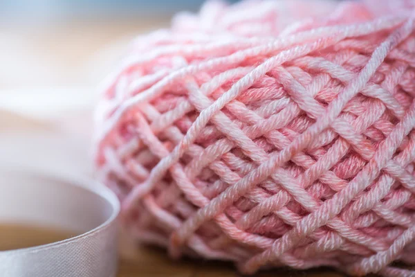 针织纱用丝带的粉红色的球 — 图库照片