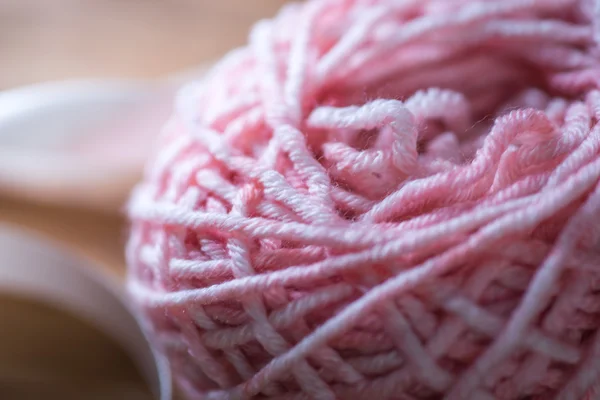 Balle de fil à tricoter rose avec ruban — Photo