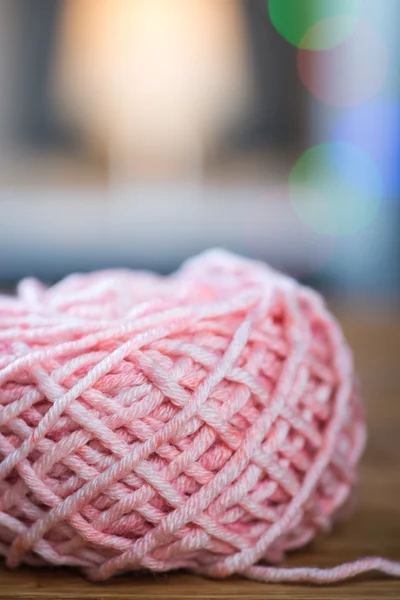 Bola de fio de tricô rosa com fita — Fotografia de Stock