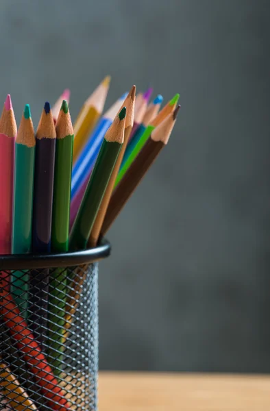 Manojo de lápices de color en un stand — Foto de Stock