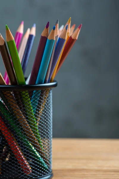 Manojo de lápices de color en un stand —  Fotos de Stock