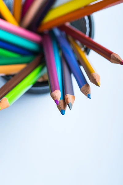 Manojo de lápices de color en una hoja de papel blanco — Foto de Stock