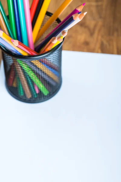 Lot de crayons de couleur sur une feuille de papier blanc — Photo