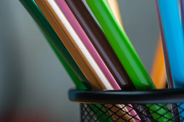Mazzo di matite di colore in uno stand — Foto Stock
