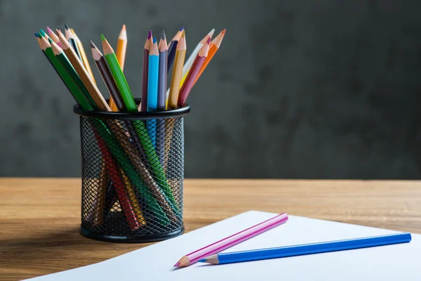 Buntstifte mit einem weißen Blatt Papier — Stockfoto