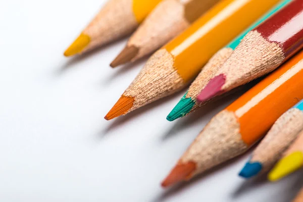 Plusieurs crayons de couleur sur une feuille de papier blanc — Photo