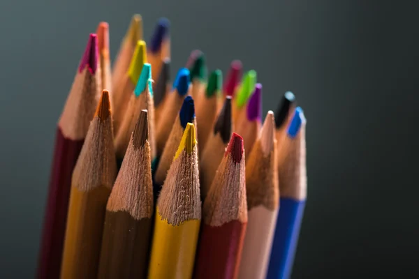 Lot de crayons de couleur dans un stand — Photo