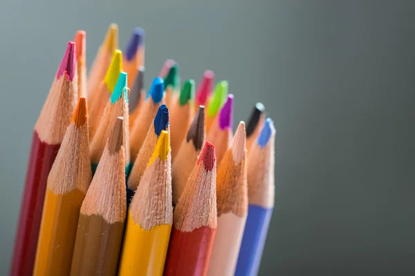 Lot de crayons de couleur dans un stand — Photo