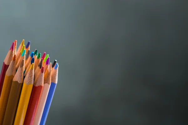 Manojo de lápices de color en un stand — Foto de Stock