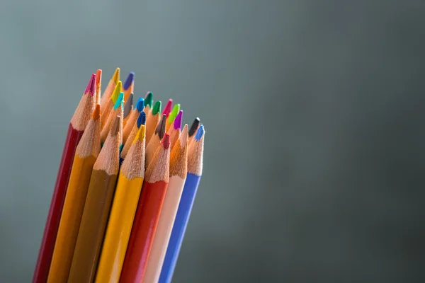 Lot de crayons de couleur dans un stand — Photo