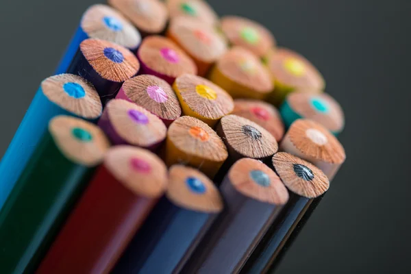 Massa färgpennor i en monter — Stockfoto