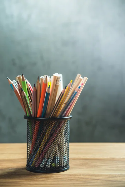 Bos van kleur potloden in een stand — Stockfoto