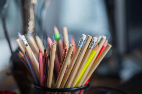 Crayons de couleur sur la table avec des lumières de fond — Photo