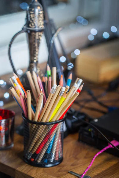 Crayons de couleur sur la table avec des lumières de fond — Photo