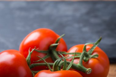 Siyah bir taş yönetim kurulu hizmet lezzetli ve taze domates