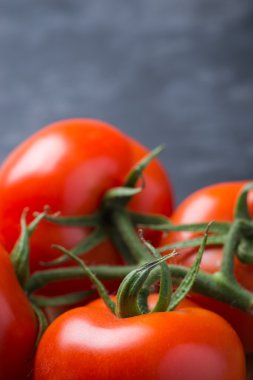 Siyah bir taş yönetim kurulu hizmet lezzetli ve taze domates