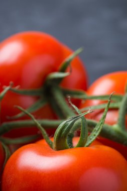 Siyah bir taş yönetim kurulu hizmet lezzetli ve taze domates