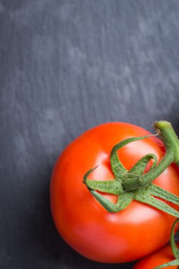 Siyah bir taş yönetim kurulu hizmet lezzetli ve taze domates