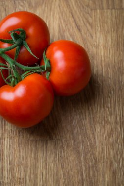 Ahşap bir masa üzerinde taze ve lezzetli domates