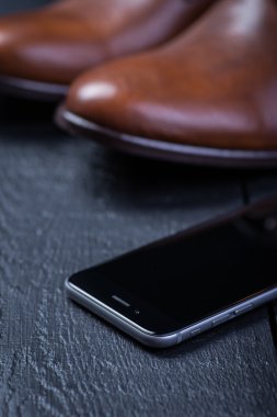 Siyah zemin üzerinde kahverengi deri ayakkabı