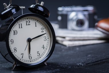Siyah zemin üzerinde kahverengi deri ayakkabı