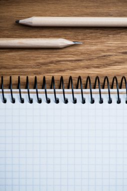 defter ve kalem ahşap bir masada.