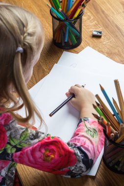 Küçük genç kız resimleri ile kalemler çizim