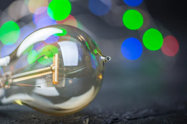 Vintage lampadina di tungsteno con luci a colori — Foto Stock