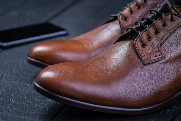 黒い床に茶色の革の靴 — ストック写真
