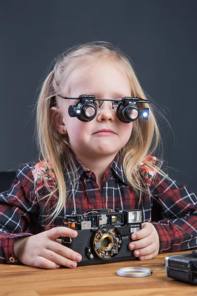 Guapo joven chica con roto vintage película cámara — Foto de Stock