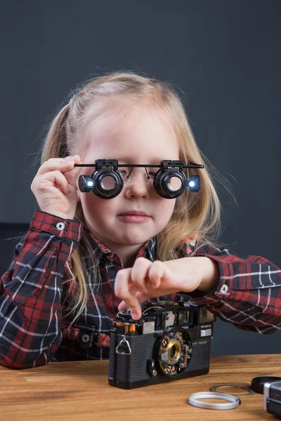 壊れたビンテージ フィルム カメラでハンサムな若い女の子 — ストック写真