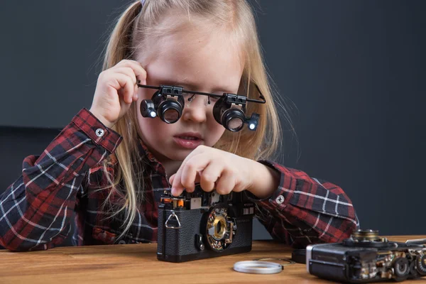 壊れたビンテージ フィルム カメラでハンサムな若い女の子 — ストック写真