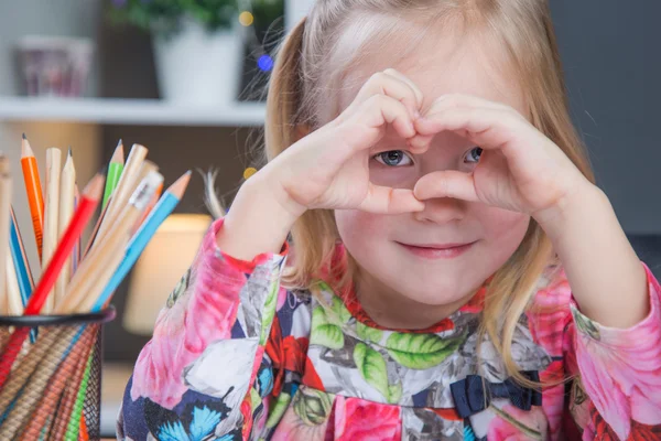 Niña pequeña haciendo dibujos con lápices —  Fotos de Stock