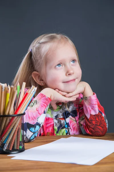 Menina pequena desenho fotos com lápis — Fotografia de Stock