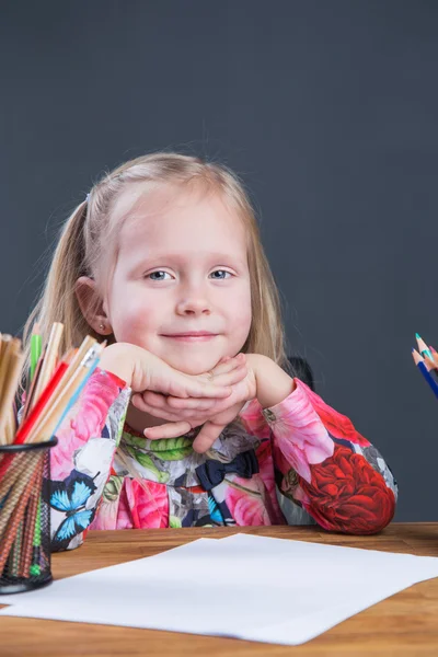 Kleine meisje afbeeldingen tekenen met potloden — Stockfoto