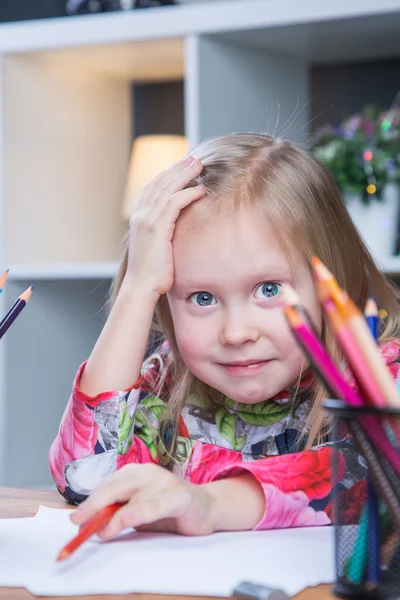 Kleine meisje afbeeldingen tekenen met potloden — Stockfoto